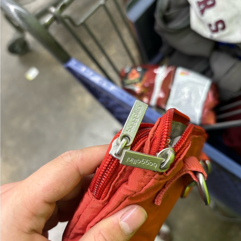 Red Baggallini bag - Picture 6 of 6